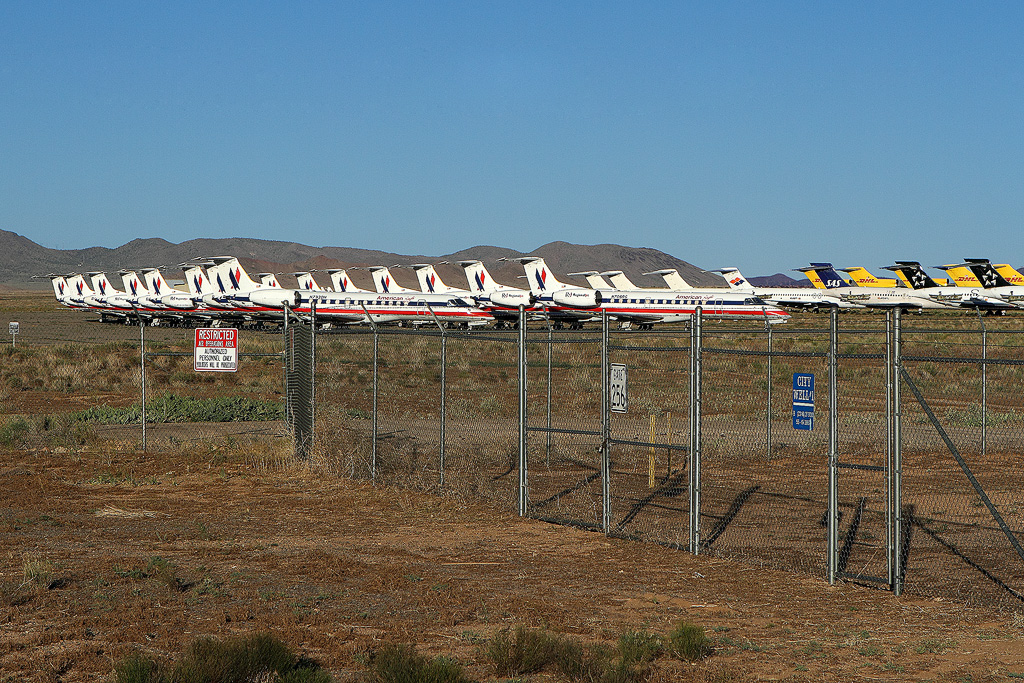 Letecký hřbitov v Arizoně. Podél slavné silnice ROUTE 66 mě u městečka Kingman zaujalo velké množství letadel... A ono to místo jejich odpočinku...